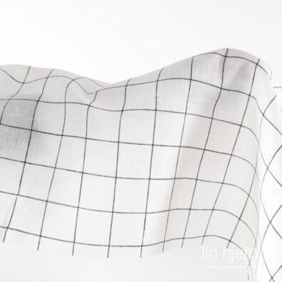 Linstoff med svarte ruter.