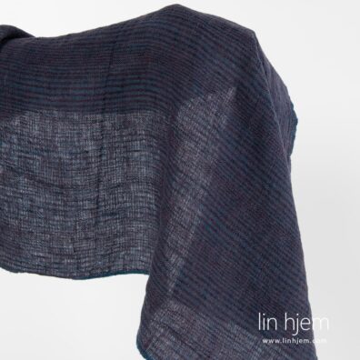 Vasket linstoff med lilla og blå striper.