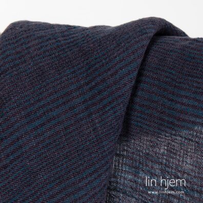 100% linstoff i blå, lilla striper.