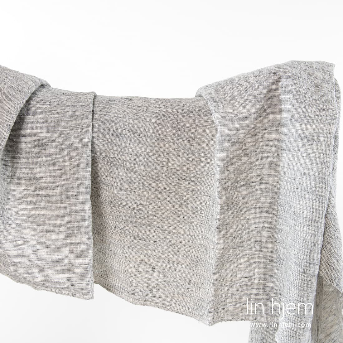 Bredt vasket halvlin stoff i grå farge.