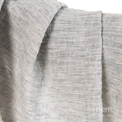 Bredt halvlin stoff i grå farge, vasket.