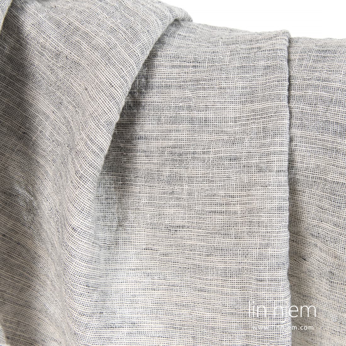 Bredt halvlin stoff i grå farge, vasket.