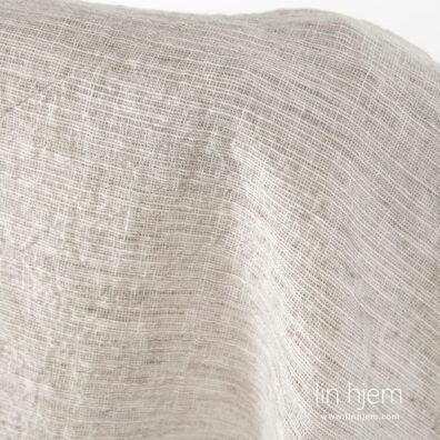 Brunaktig halvlin stoff, bredt.