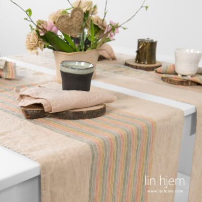 Brunaktig bordløper av 100% lin.