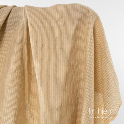 Stripete vasket linstoff i gulaktig farge.