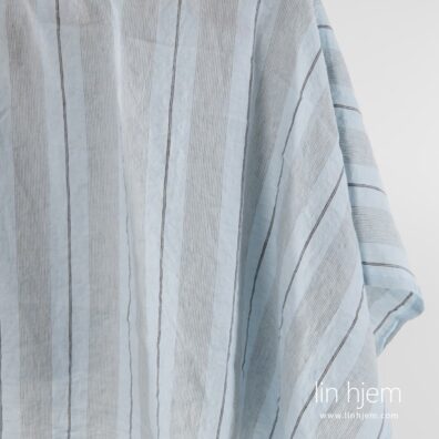 Lyseblått vasket linstoff med striper.