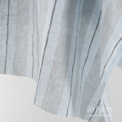 100% linstoff i lys blå farge, med striper.