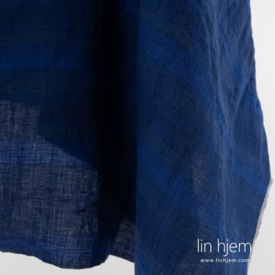 100% linstoff i blå farge, vasket.