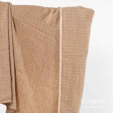 Vasket gult-rødt rutete linstoff.