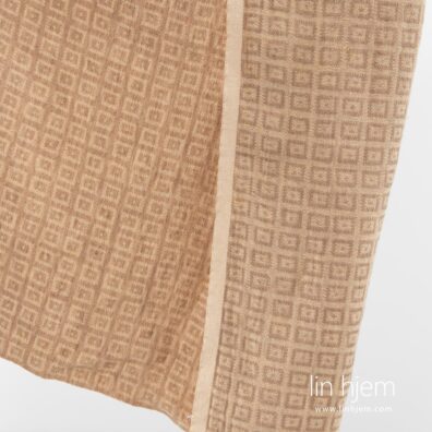 Rød gul farget 100% linstoff, vasket.