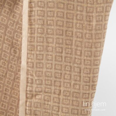 Rutete 100% linstoff i rød gul farge.