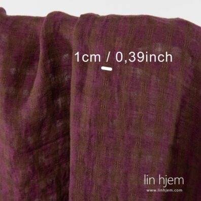 Rutete 100% linstoff i brun lilla.