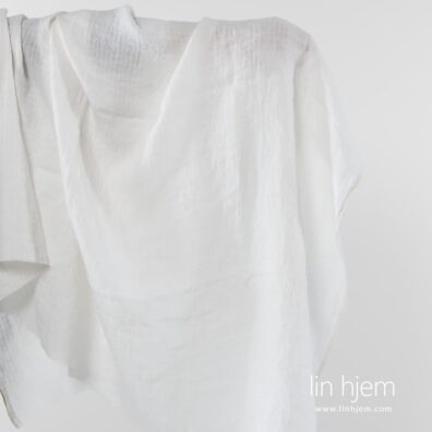 Vasket hvitt linstoff med ruter.