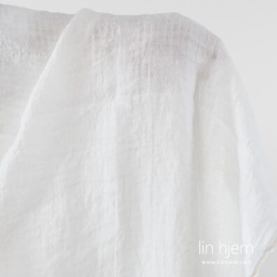 Hvit farget 100% linstoff med ruter, vasket.