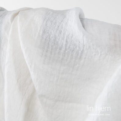 100% linstoff i små ruter, hvit, vasket.