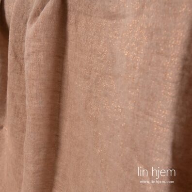 Rødaktig vasket linstoff, blankt.