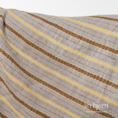 100% linstoff i grå farge, med striper.