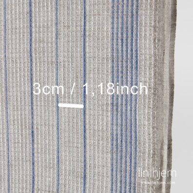 Blå stripete linstoff i grå farge.