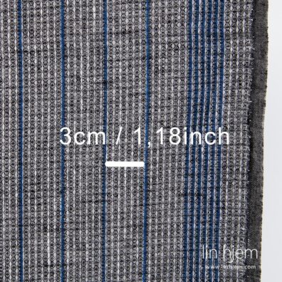 Blå stripete linstoff i svart farge.