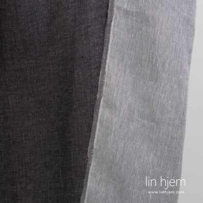 100% linstoff i prikker, svart-grått.