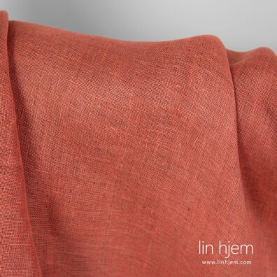 Rød farget 100% linstoff.