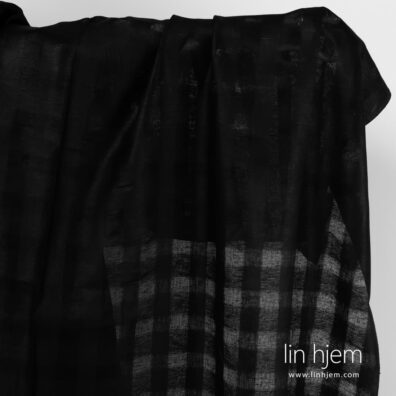 Gjennomsiktig rutete svart linstoff.