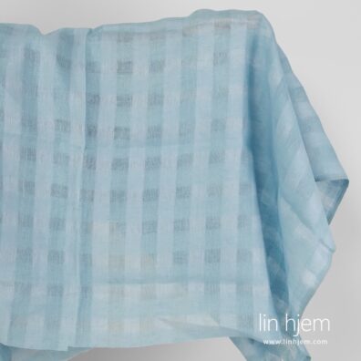 Lyseblått gjennomsiktig linstoff i ruter.