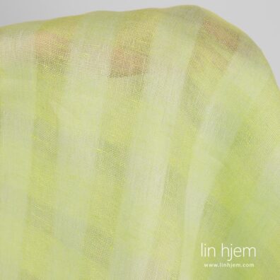 Lysegrønt 100% linstoff i ruter.