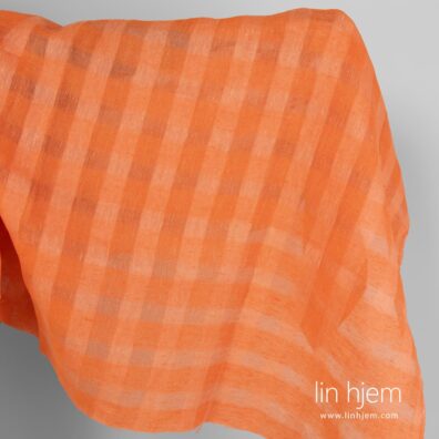 Gjennomsiktig oransje linstoff i ruter.