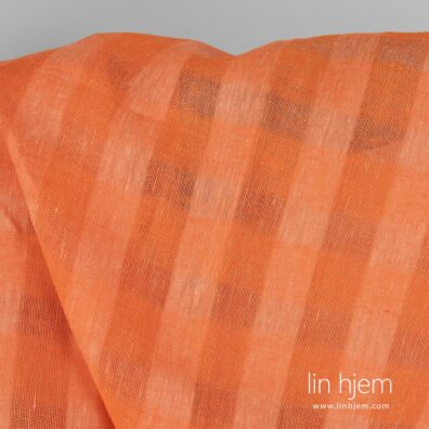 Oransje farget linstoff i ruter.