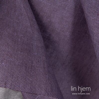 100% linstoff i lilla farge, mønstret.