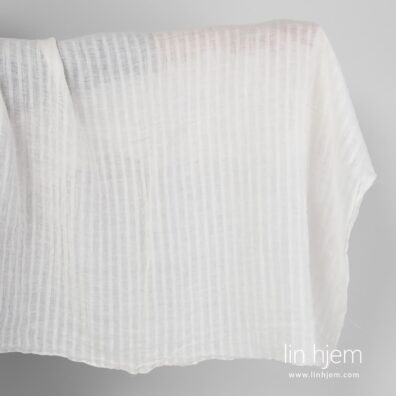 Vasket hvitt linstoff med gjennomsiktige striper.