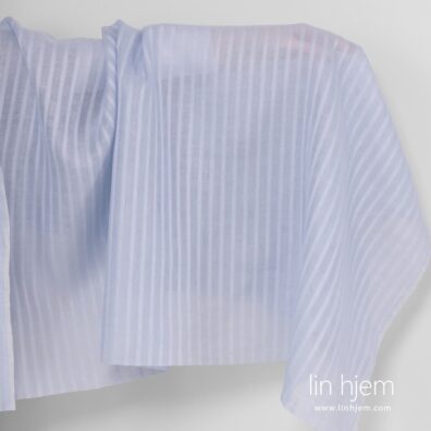 Lyseblått linstoff med gjennomsiktige striper.