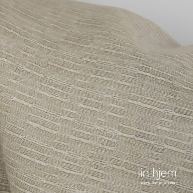 100% linstoff i brunaktig farge, stripete.