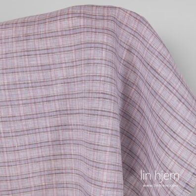 Rutete 100% linstoff i lilla farge.