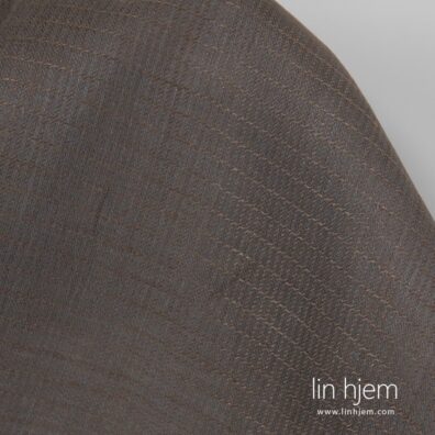 Mønstret 100% linstoff i brun-grå farge.