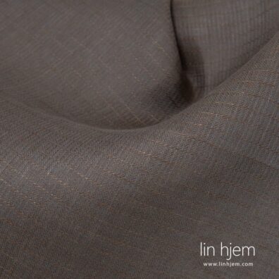 Mønstret 100% linstoff, grått-brunt.