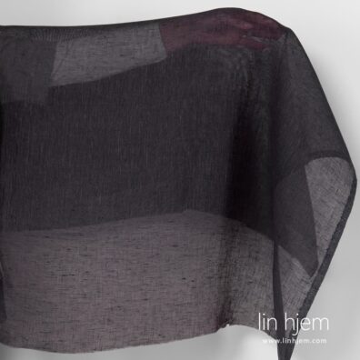 Gjennomsiktig linstoff i mørk lilla.