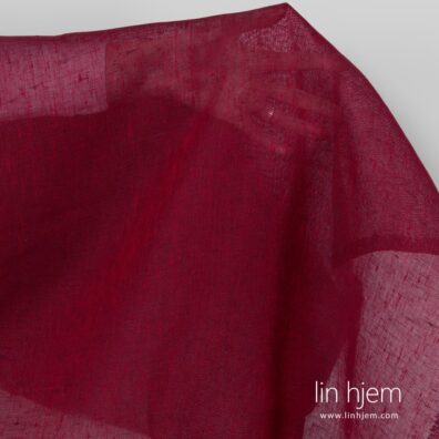 Gjennomsiktig mørkerødt linstoff.