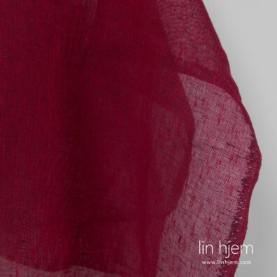 100% linstoff i mørk rød farge.