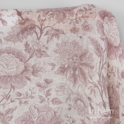 100% linstoff med rødaktige blomster.