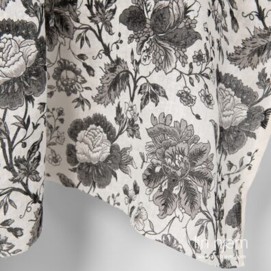 Gjennomsiktig 100% linstoff med svarte blomster.