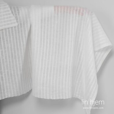 Hvitt linstoff i gjennomsiktige striper.