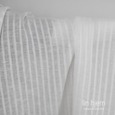 Linstoff i hvit farge, med gjennomsiktige striper.