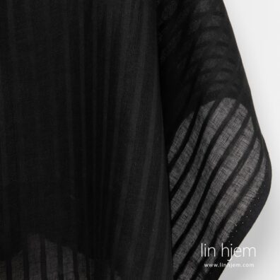 100% linstoff i striper, svart.