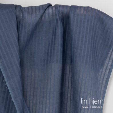 Blått linstoff med gjennomsiktige striper.