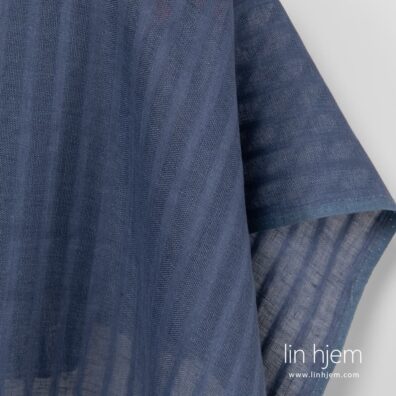 Blått stripete linstoff.