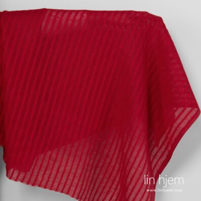 Rødt linstoff med gjennomsiktige striper.