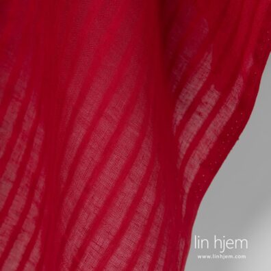 100% linstoff i rød farge, stripete.