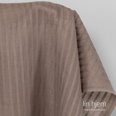 100% linstoff med striper, grå farge.